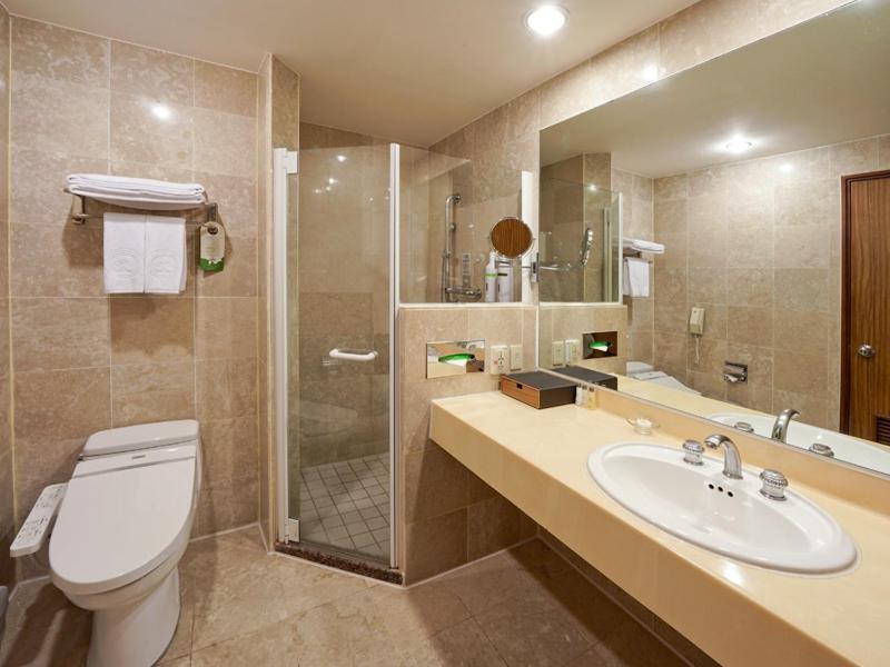 The Howard Prince Hotel Taichung Exterior photo A modern bathroom